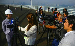 Intl media hail China's 'gigantic' development