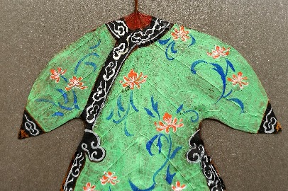 Fallen leaves become colorful Chinese clothes