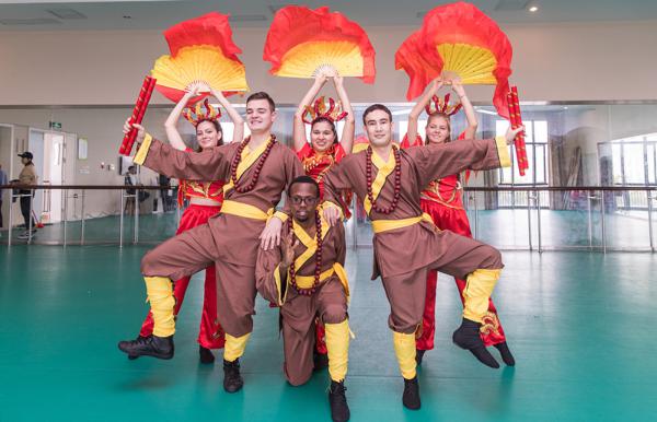 International students obsessed with Zhoushan folk dance