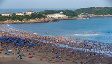 In Pics: Zhujiajian packed with sunbathers this summer