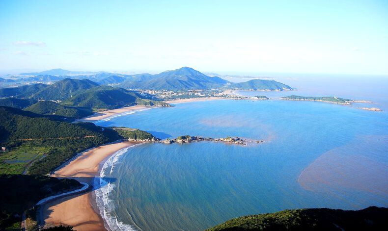 In-depth tour with blue sea and golden sand