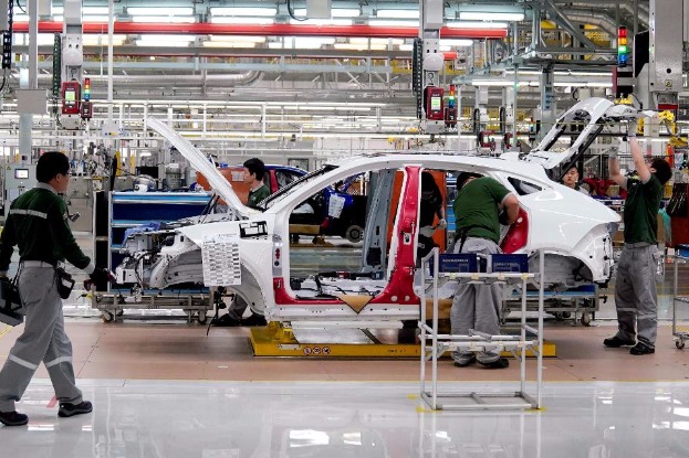 Auto giants announce price cuts