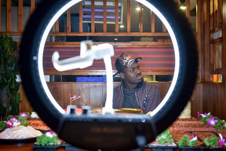 Advertisers, consumers embrace social media