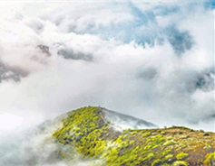 Gufeng Mountain shrouded in mist