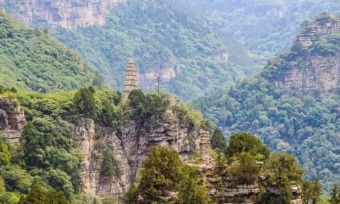 Places suitable for mountain climbing in spring