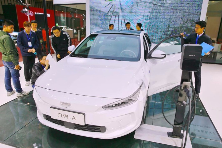 New car sales plummet in April, continuing downward trend