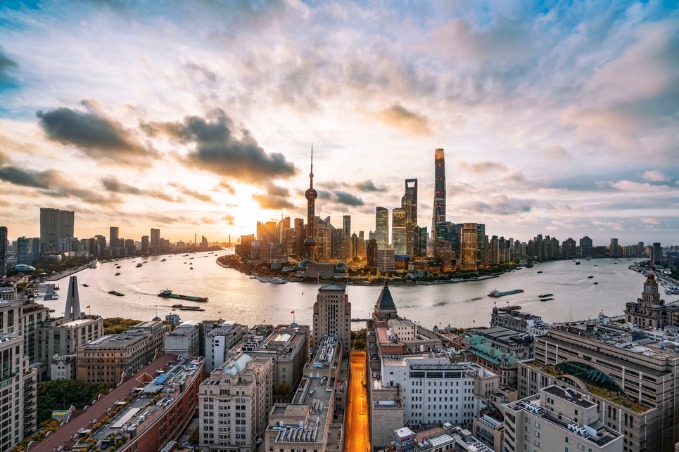 大水漫灌 (dàshuǐ mànguàn): Deluge of strong stimulus policies