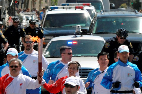 冰雪运动进校园 (bīngxuě yùndòng jìnxiàoyuán): Promoting ice and snow sports on campuses