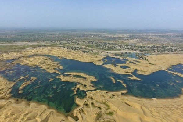 Natural scenery and ethnic culture attract tourists to Xinjiang
