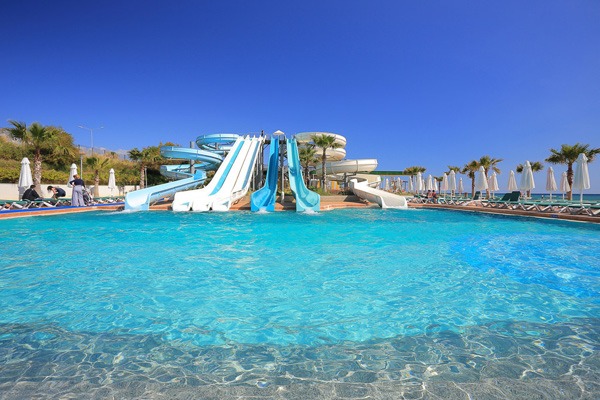 Taiwan woos tourists to cool off in summer in theme parks