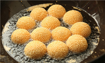 Deep-fried sesame balls (油炸芝麻球/Youzha Zhimaqiu)