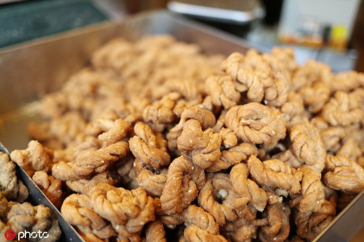 Fried dough twist (麻花/má huā)
