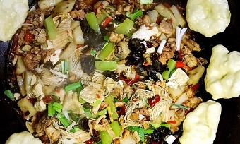 Firewood chicken (柴火鸡/chái huǒ jī)