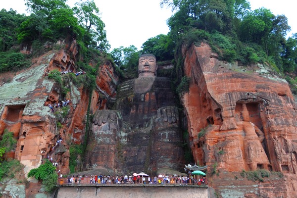 China builds high-speed railway connecting tourist spots