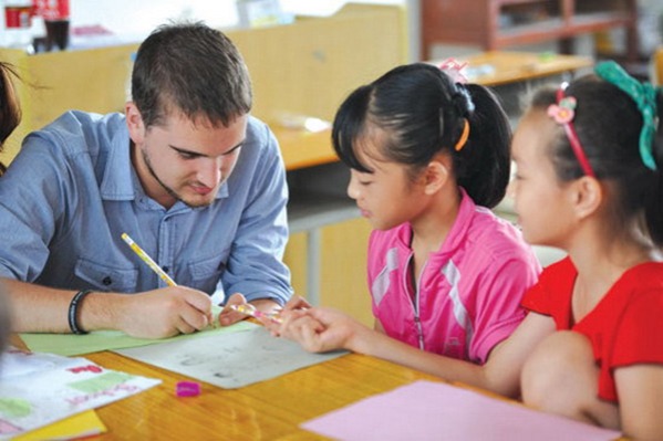 Guangdong schools to ensure foreign teachers' qualifications