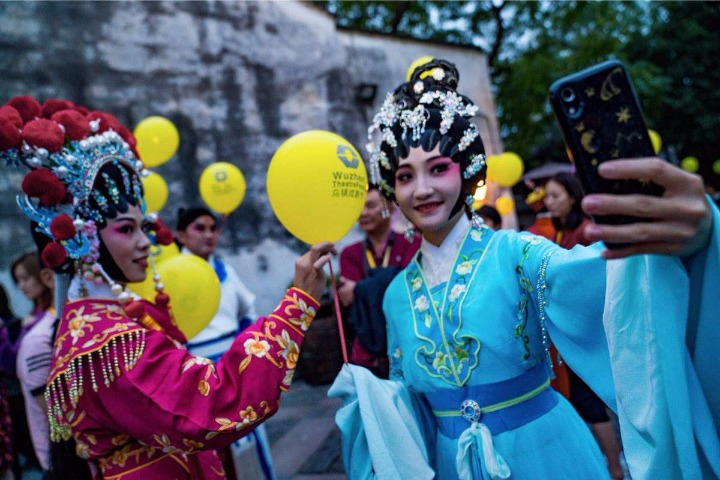 Chinese water towns lure festival tourists
