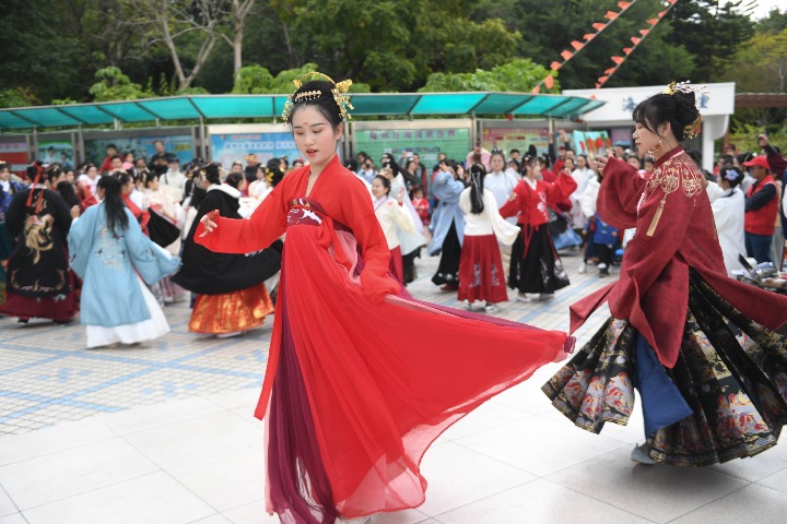 65% of Chinese like traditional Han clothing