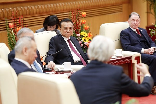 Premier: China values voices from foreign experts
