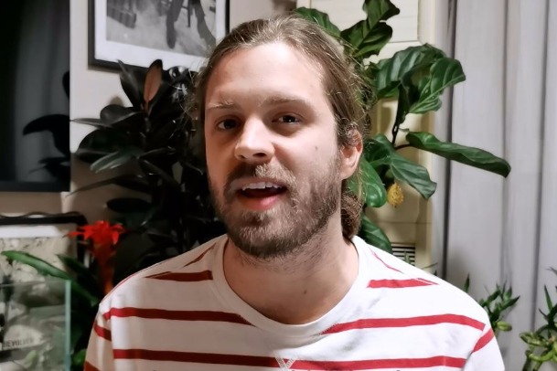 Viral Videos with Ryan: Volunteers organizing donations