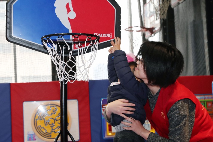 Basketball lessons help autistic kids learn to interact with others