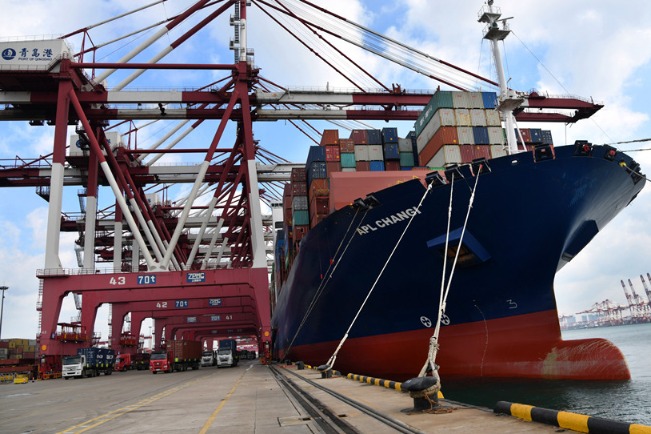 China's foreign trade volume falls 6.4% in Q1