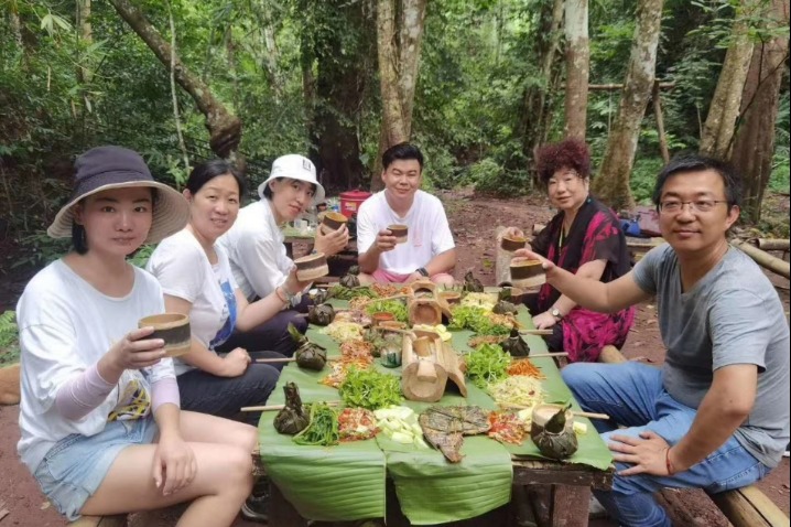 Chinese travelers switch to small private tours