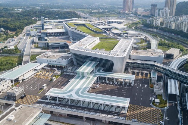 China's Shenzhen sees foreign trade volume up 2% in Jan-Aug