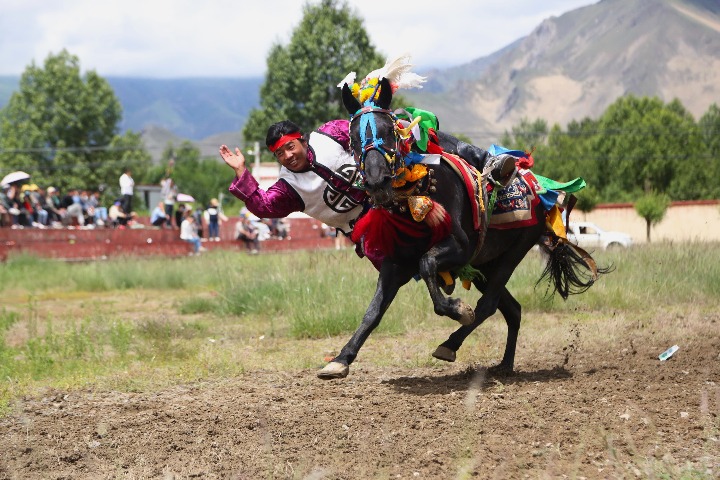 Tibet celebrates Wangguo Festival with horse race