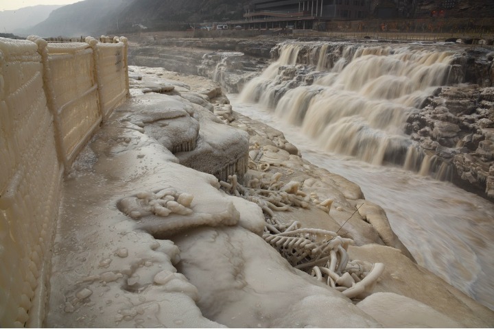 Marvelous winter views greet Hukou Waterfall in Shanxi