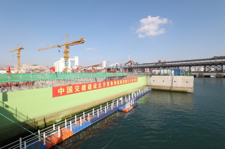 Huge concrete tube installed underwater in Liaoning