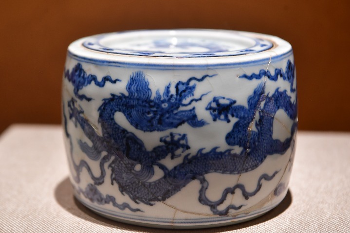 Exhibition shows imperial porcelain with dragon motifs