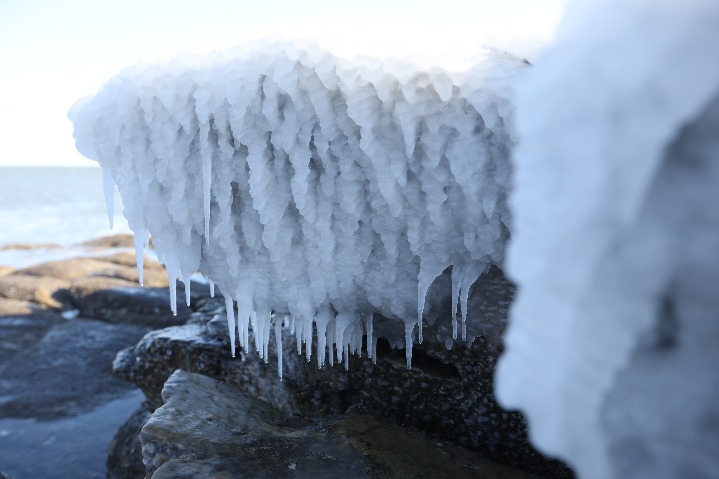 Seawater freezes in E China’s Shandong