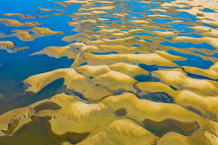 Riverbeds and mudflats create surreal effects in Hubei