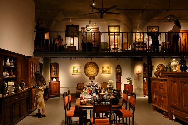 Retro warehouse turns to urban cyber celebrity spot