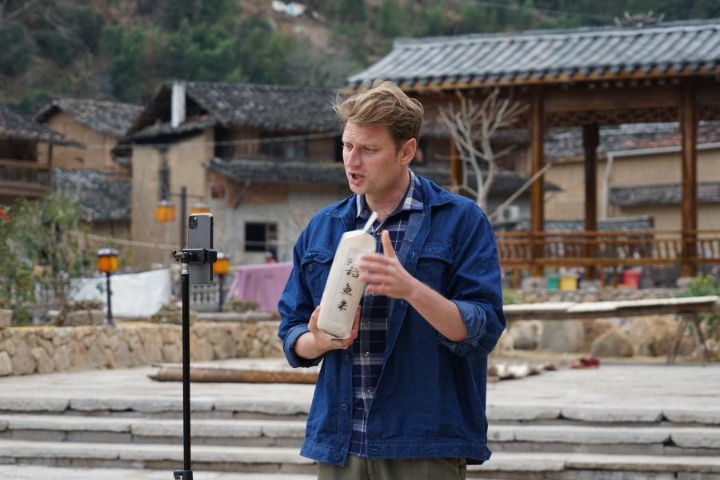 Russian student helps Chinese farmers through livestreams