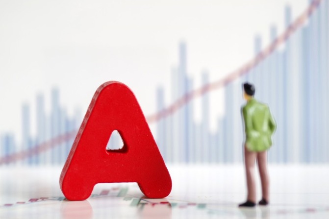 China to boost capital market opening, risk prevention: CSRC Chairman