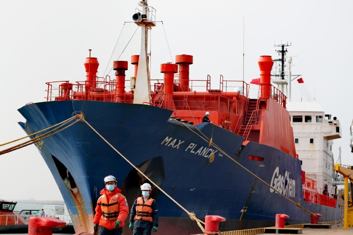 Growing overseas orders of domestic firms keep stevedores busy at ports