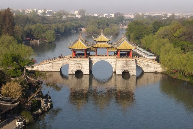 Slender West Lake shines with beauty and elegance