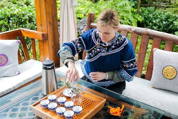 Ancient town in Guizhou delights foreigners