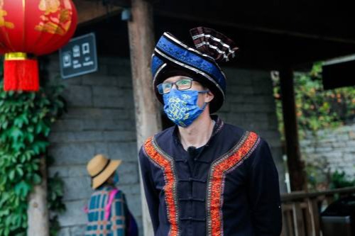 Britons' video tour around Qingyan Ancient Town