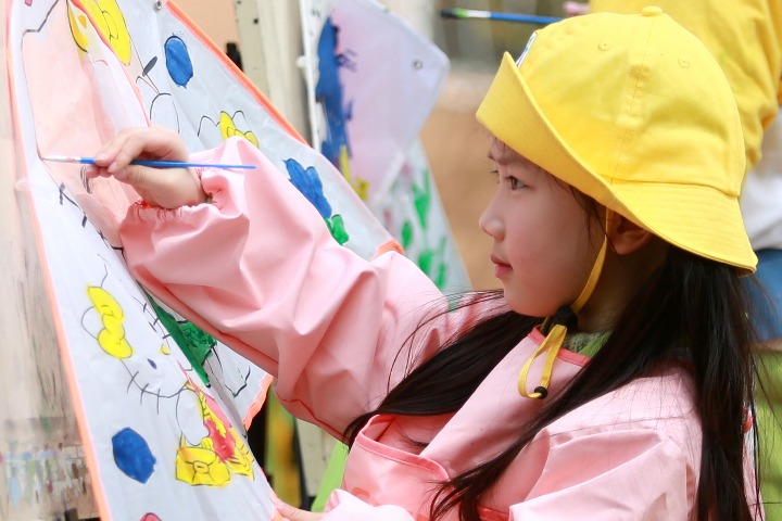 Kites and kid's moods soar at Yangzhou University Kindergarten