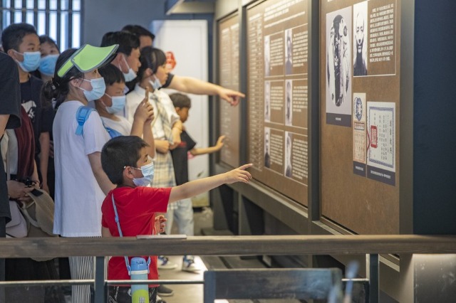 Red tourism booms on interest from young