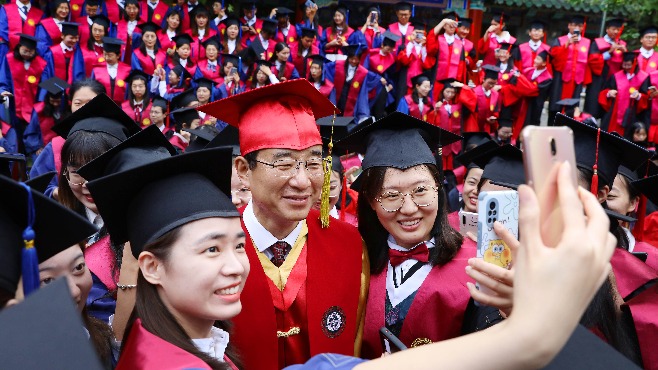 Graduates, faculty capture ceremony in photos