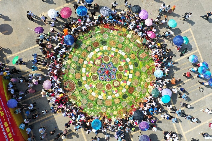 World’s grandest dustpan feast held in Guangxi