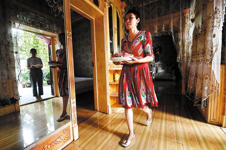 'First village' near highway draws tourists to homestays