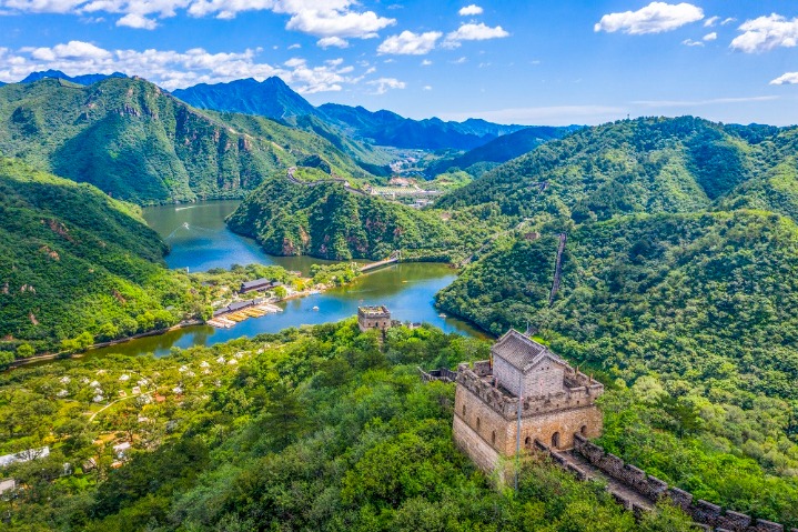 Lakeside Great Wall surrounded by enchanting scenery