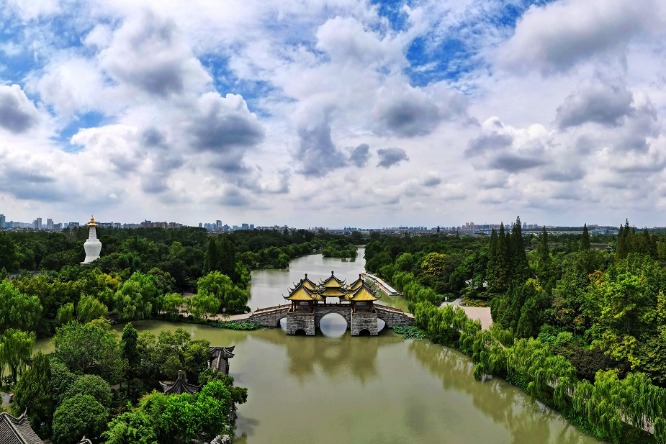 Pleasant autumn scenery seen at Slender West Lake