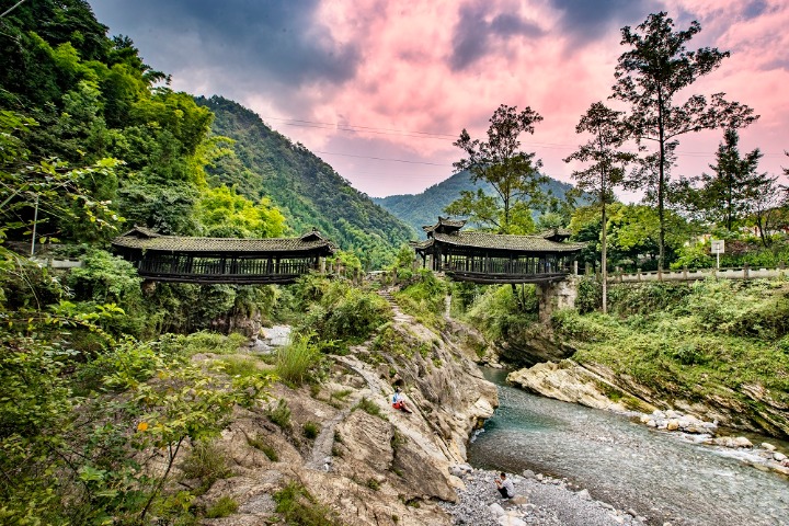 Scenic spot’s rainy day beauty and charm