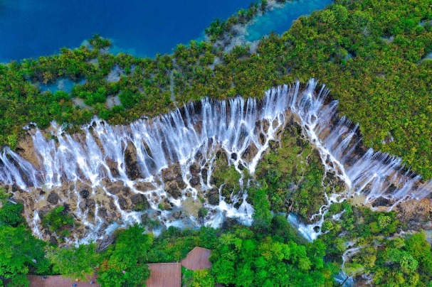 Jiuzhai Valley shines brightest during fall