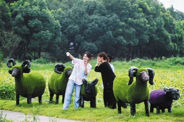 Short-distance trips to prevail in Golden Week